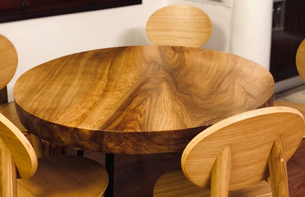 Bộ bàn ghế gỗ pơ mu có vẫn gỗ và màu sắc rất bắt mắt